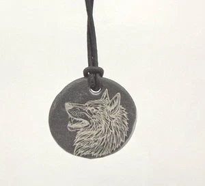 Colgante de lobo de pizarra en collar de cuero hecho a mano pizarra galesa grabado con láser - Imagen 1 de 2