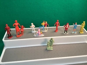 VINTAGE PLASTIC FIGURES AVERAGE 2 1/4" LOT - Picture 1 of 6