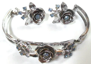 Vintage signierter Chor silberfarben blau Strass Blumenmuster Armband zum Aufstecken Ohrringe - Bild 1 von 3