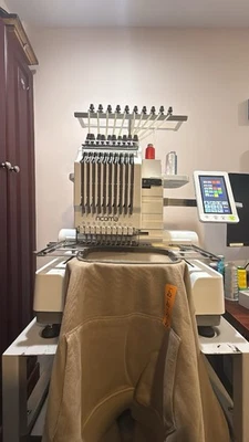 Ricoma EM-1010 10-игольчатая вышивальная машина с подставкой - Изображение 1 из 4