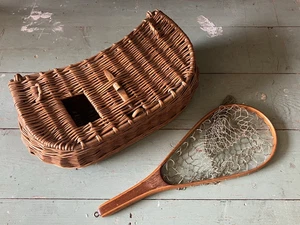 Vintage Wooden Fly Fishing Landing Net and Wicker Creel Cabin Lodge Lake Decor - Imagen 1 de 15