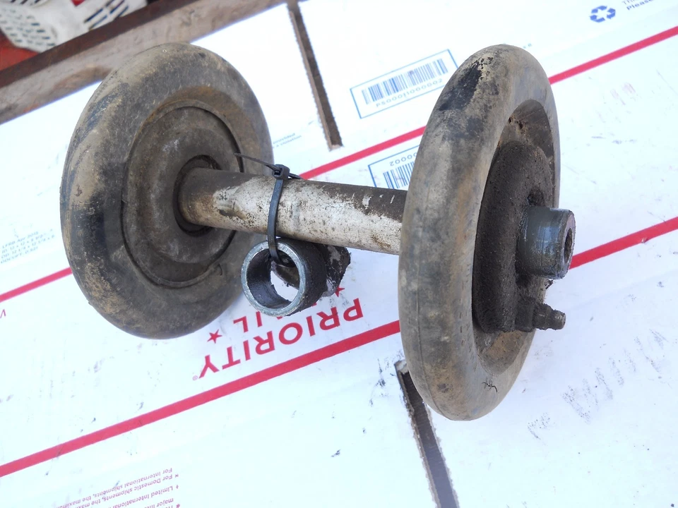 1977 SKIDOO 340 EVEREST электрические детали: задняя подвеска. НАТЯЖНОЕ КОЛЕСО В СБОРЕ - Изображение 1 из 1