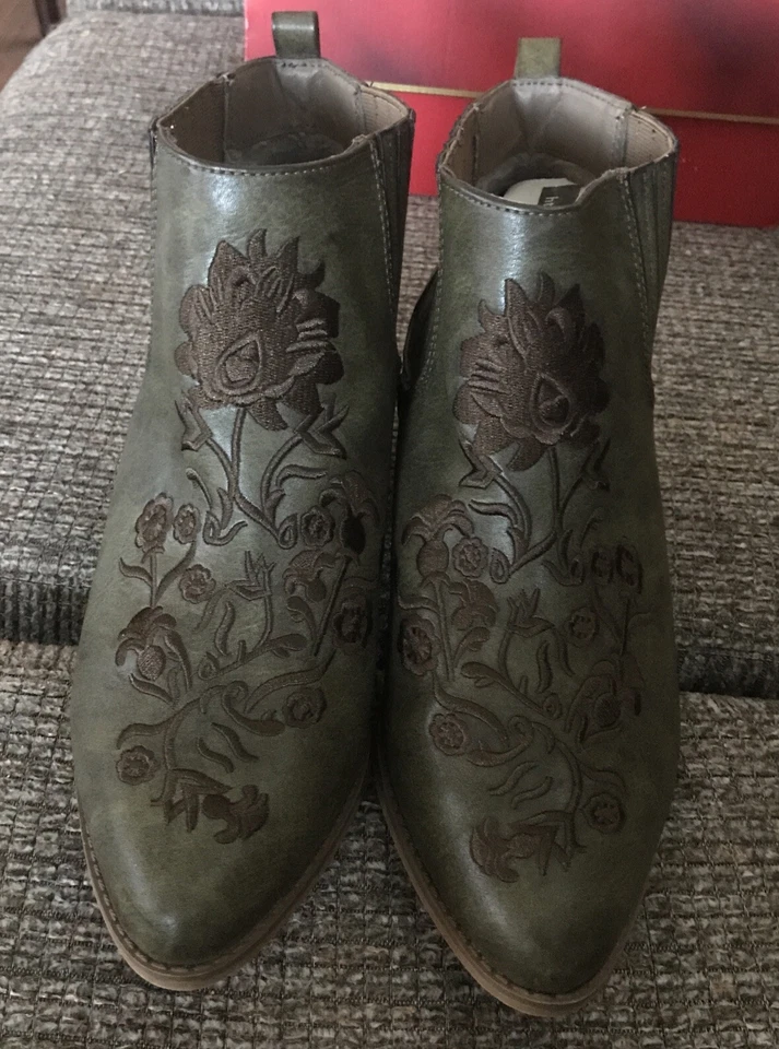Womens Avenue Cloud Walkers Olive Green Embroidered Slip-On Ankle Boots Size 11W - Image 1 of 4