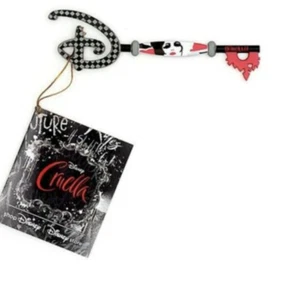 Neu Disney Store Exclusive Cruella Movie Live Emma Stone Collectible Key 2021  - Bild 1 von 1