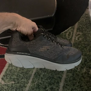SKECHERS MENS D'LUX WALKER 2.0 STEADYWAY WALKING SHOES D232719WW/BKCC Size 11 - Picture 1 of 6