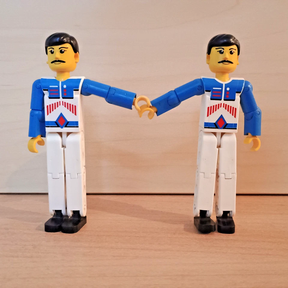 LEGO Technic Figur weiß mit blauen Armen und Schnurrbart - Bild 1 von 1