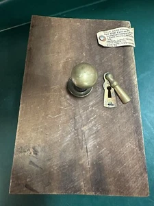 HISTÓRICO JUEGO DE PERILLAS Y CERRADURAS DE PUERTA DE LATÓN MARYLAND SOTTERLEY, JESUIT REC, WB BOWIE - Imagen 1 de 6