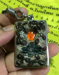 AMULETO TAILANDÉS BUDDHA MÁGICO LEKLAI RACIMO INSIGNIA OJO NAGA COLGANTE TALISMÁN DIABLO - Imagen 1 de 12