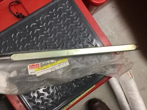 Yamaha Snowmobile Front Axel 8W7-W4751-00-00 - Imagen 1 de 2