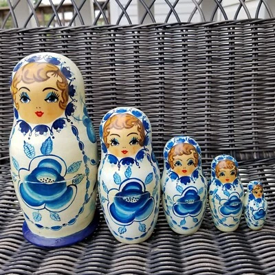 Bambole russe vintage in legno dipinto a mano nidificazione 5 pezzi - Immagine 1 di 4
