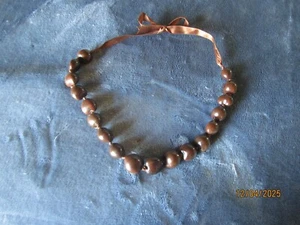 COLLANA NOCE KUKUI NASTRO LEI MARRONE 24" - Foto 1 di 4