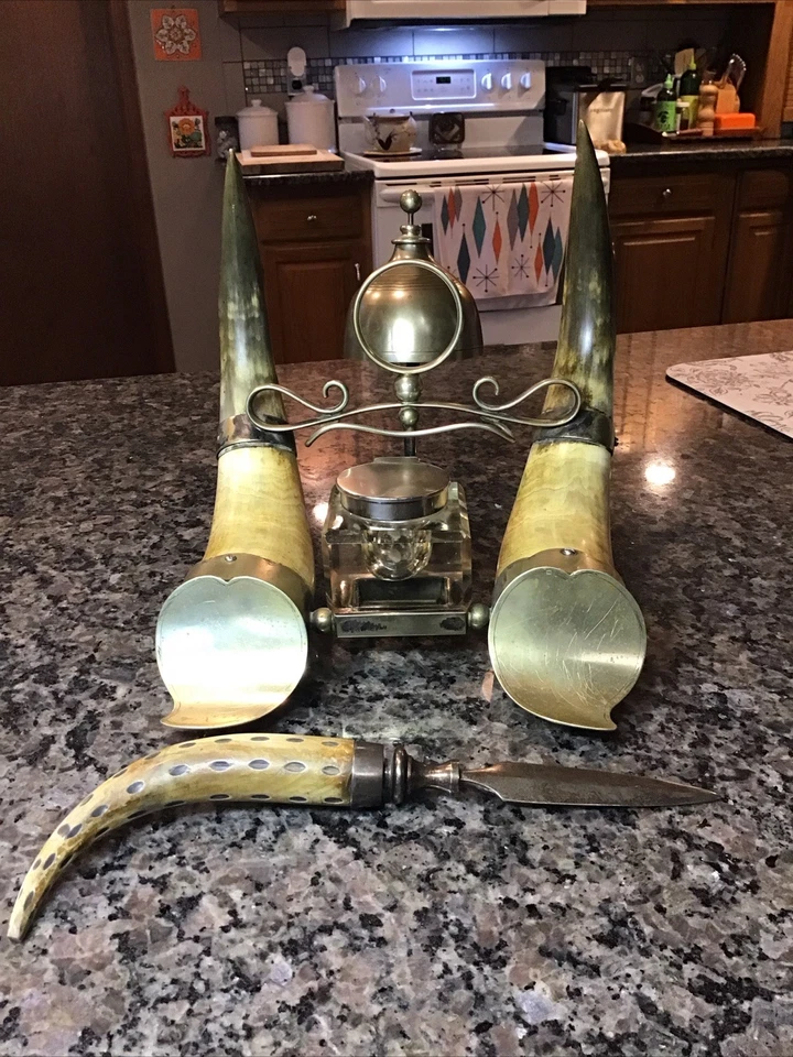 ANTIGUO JUEGO DE ESCRITORIO DE PIE DEL SIGLO XIX CUERNO DE TORO TINTERO ESTERLINA PLUMA SOPORTE CAMPANA Foto 1 de 4