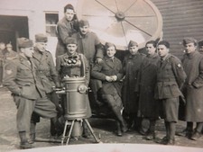 WW2   PORTRAIT  ITALIAN SEARCHLIGHT TEAM  UNUSUAL PINK HUE TO PHOTO 10/6 CM 