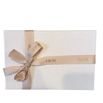 Caja blanca vacía texturizada Dior con logotipo dorado y cinta Dior 8,5 x 6 x 3 Foto 1 de 4