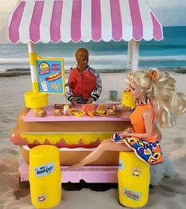 Mattell Barbie California Hot Dog Stand 1987 mit Zubehör & Barbie und Ken - Bild 1 von 10