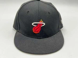 Gorra clásica de madera dura con cierre a presión Miami Heat NBA New Era 59 Fifty 6 5/8 - Imagen 1 de 9