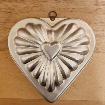 DE COLECCIÓN MOLDE PARA HORNEAR COBRE 2 3/4 TAZAS ANILLO COLGANTE EN FORMA DE CORAZÓN Decoración de Pared de Cocina Foto 1 de 3