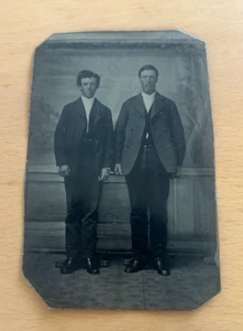 Antica foto ritratto tipo latta del 1800 - Due uomini belli 2,5" x 4" - Foto 1 di 3