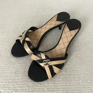 CHANEL Beige Black Leather Strappy Heels CC Logo Kitten Sandals Size 35.5 #691 - Imagen 1 de 11