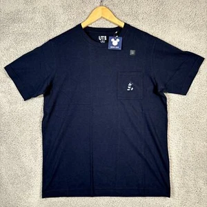 Camiseta Uniqlo X Disney Para Hombre Mediana Azul Marino Bolsillo Mickey Mouse Bordada Nueva - Imagen 1 de 7