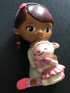 "Figura de PVC Disney DecoPac Doc McStuffins con Lambie Lamb 3 1/4"" 🐑 2015" - Imagen 1 de 11