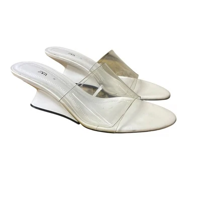 Tacones de cuña con correa de vinilo Zara blancos talla 36 (UE) retro funky Foto 1 de 4