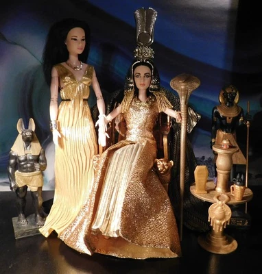 Barbie personalizada Elizabeth Taylor como Cleopatra y su doncella hecha para moverse y MÁS Foto 1 de 4