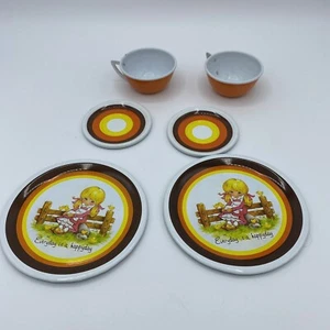 Juego de 2 tazas de té y plato de metal de hojalata EVERYDAY IS A HAPPY DAY de colección años 70 con niña - Imagen 1 de 7