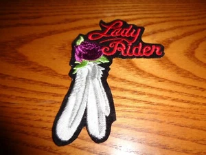 Parche bordado para motociclista con plumas de rosa púrpura para dama jinete - Imagen 1 de 1