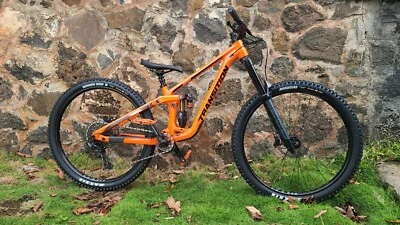 Transition Spire 2022 pequeña, excelente estado, envoltura de paseo instalada, piezas nuevas Foto 1 de 4