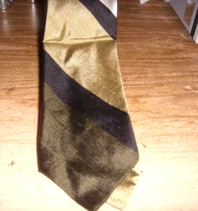 CRAVATTA UOMO VINTAGE 100% SETA MAY D&F VERDE MILITARE/NERO,VERDE,ARGENTO STRISCE 53 X 2-3/4" - Foto 1 di 1