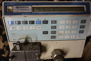 Hitachi L-6200A HPLC Pompa Intelligente Cromatografia Liquido Ricambi LC - Foto 1 di 4