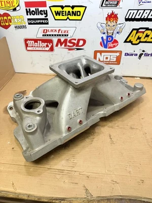 SMALL BLOCK CHEVY V-8 IRON EAGLE/PRO1 DART MANIFOLD 4500 DOMINATOR 42421000 - Image 1 of 4