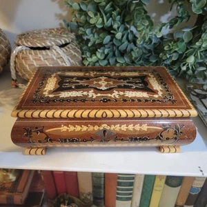 VINTAGE WOODEN INLAID WOOD MUSIC BOX SWISS MOVEMENT PLAYS TORNA A SORRENTO - Picture 1 of 9