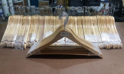 Perchas de abrigo/traje de madera natural premium con barra antideslizante para pantalones (lote de 83) Foto 1 de 3