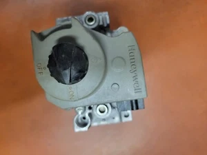Honeywell VR8204H1048 Gas Valve - Picture 1 of 2