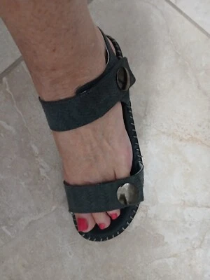 Sandalias LaPlume gris oscuro/negro para dama talla 38 que es talla 7 de EE. UU.  Foto 1 de 4