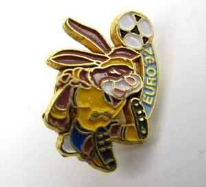 Pin's Pins Football Euro 92 1992 Mascotte Berni UEFA Petit Collin - Imagen 1 de 2