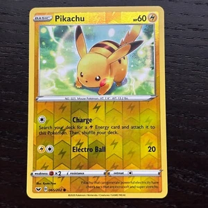 Pikachu 065/202 Pokemon Sword & Shield Base Set Reverse Holo Common Card NM - Foto 1 di 2