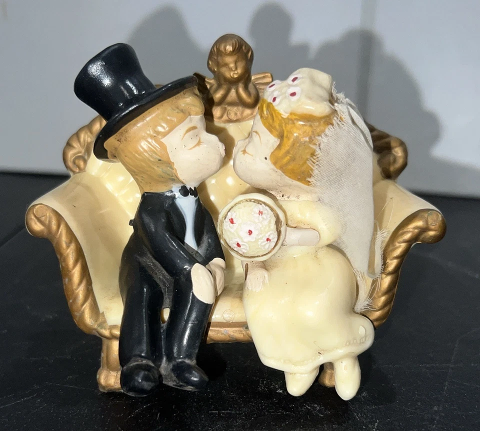 Decoración de pastel vintage Wilton boda novia y novio pareja en sofá 1970 Foto 1 de 4