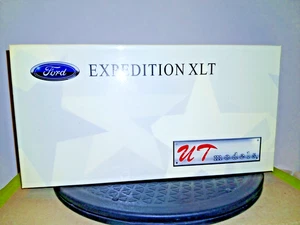 1:18 UT Ford Expedition XLT Metallic Green - Picture 1 of 14