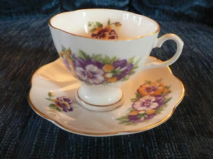 Vintage CROWNFORD Fine Bone China Teetasse und Untertasse mit Blumenmuster - Bild 1 von 7