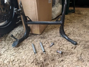 BMW F800GS 2008 Mittelständer, Schrauben & Feder - Bild 1 von 7