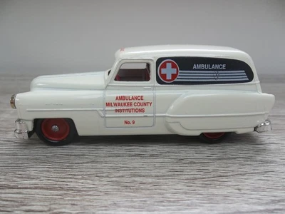 Lledo Days Gone - Milwaukee Ambulance - DG 61002 -  1953 Pontiac Delivery Van — 第 1/3 张图片