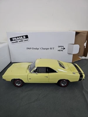 Dodge Charger RT 426 1969 amarillo Hemi Danbury como nuevo escala 1:24 Foto 1 de 4