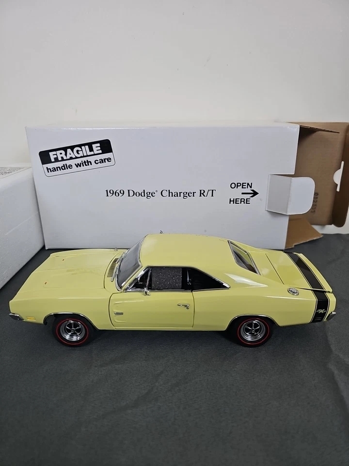 Dodge Charger RT 426 1969 amarillo Hemi Danbury como nuevo escala 1:24 Foto 1 de 4
