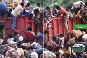Camión United Colors of Benetton Oliviero Toscani 1992 África anuncio de revista de 2 páginas - Imagen 1 de 1