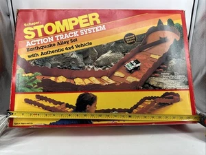 Juego de callejón de terremotos Schaper Stomper 894-pista completa y vehículo de colección 1984 - Imagen 1 de 22