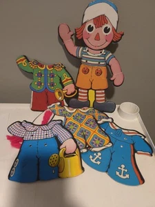  Figura muñeca de coser de papel Raggedy Andy con 4 trajes arte popular de colección 1974 - Imagen 1 de 9