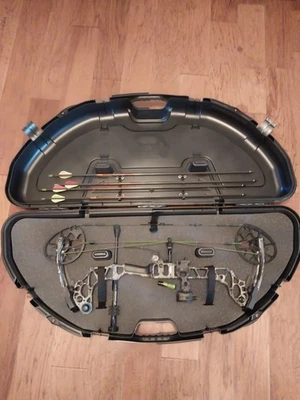 Matthews Triax Compound Bow - Image 1 of 4